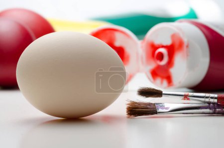 Téléchargez les photos : Œufs de Pâques créatifs préparation à la peinture - en image libre de droit