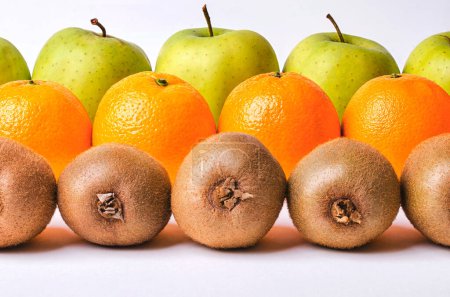 Téléchargez les photos : Assortiment multi vitamines orange, kiwi et pommes - en image libre de droit