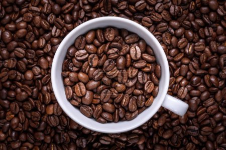 Téléchargez les photos : Tasse de grains de café vue du dessus - en image libre de droit