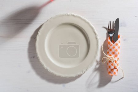 Téléchargez les photos : Table de restaurant méditerranéen avec plaque vide et couverts - en image libre de droit