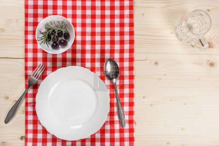 Téléchargez les photos : Table de restaurant méditerranéenne avec nappe rouge à carreaux - en image libre de droit