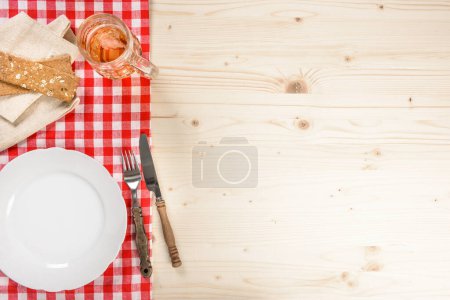 Téléchargez les photos : Table de bar à nappe rouge à carreaux - en image libre de droit