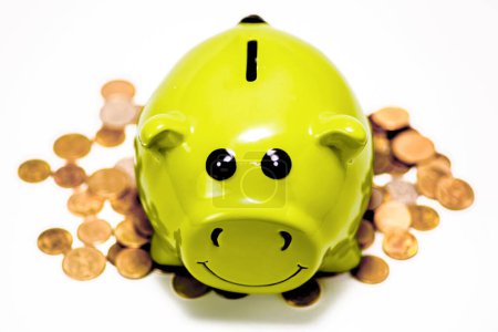 Foto de Happy Green Piggy Bank en un montón de monedas - Imagen libre de derechos