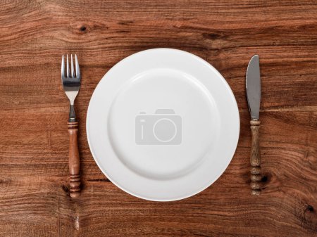 Téléchargez les photos : Couteau à plaque et fourchette en bois - Table de restaurant - en image libre de droit