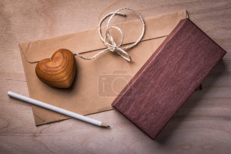 Foto de Tarjeta de felicitación San Valentín con corazón de madera - Imagen libre de derechos