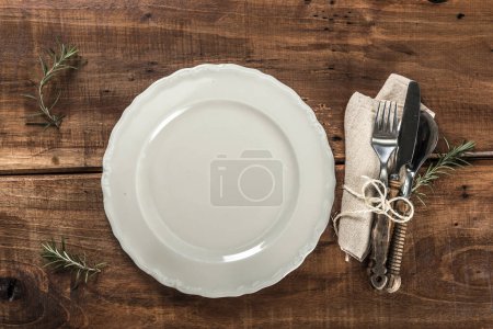 Téléchargez les photos : Table de restaurant méditerranéenne en bois rustique avec couverts - en image libre de droit