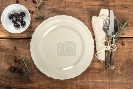Téléchargez les photos : Table de restaurant méditerranéenne en bois rustique avec couverts - en image libre de droit