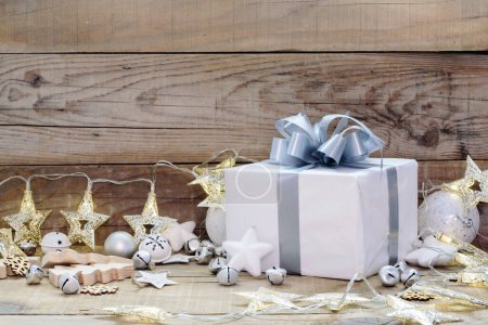 Foto de Decoración de Navidad con caja de regalo sobre fondo de madera - Imagen libre de derechos