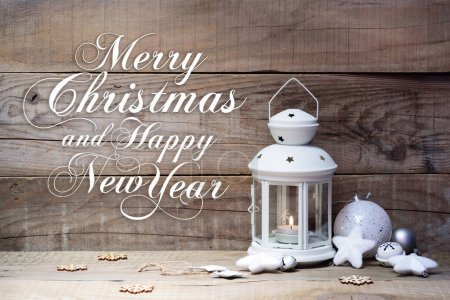 Téléchargez les photos : Lanterne vintage avec bougie allumée sur fond bois décor de Noël - en image libre de droit