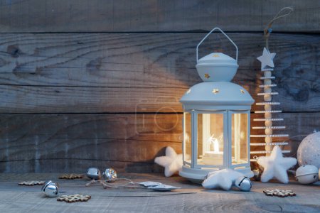 Foto de Linterna vintage con vela encendida sobre fondo de madera decoración de Navidad - Imagen libre de derechos