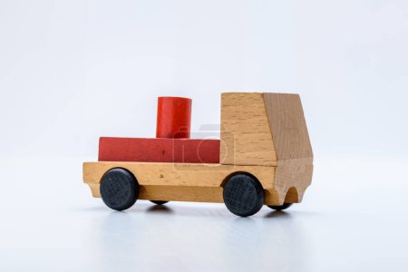 Foto de Coche de juguete de madera sobre fondo blanco - Imagen libre de derechos