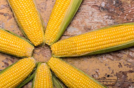 Téléchargez les photos : Corns mûrs frais sur la table - en image libre de droit
