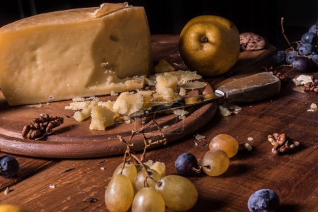 Téléchargez les photos : Fromage, raisins et noix sur table en bois - en image libre de droit