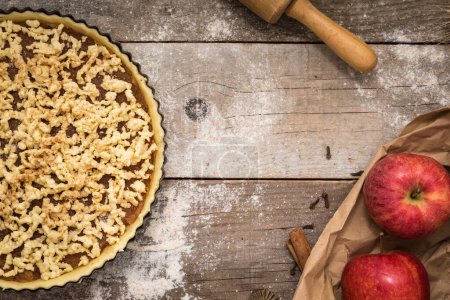 Téléchargez les photos : Tarte aux pommes avant la cuisson - en image libre de droit