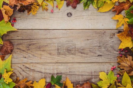 Téléchargez les photos : Feuilles d'automne sur fond de table en bois - en image libre de droit