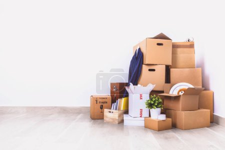 Téléchargez les photos : Emballé boîtes en carton et des trucs pendant le déménagement dans une nouvelle maison - en image libre de droit
