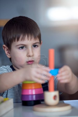 Téléchargez les photos : Smart enfant joue avec des jouets didactiques - en image libre de droit
