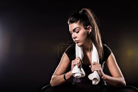 Foto de Chica fitness con detalle de toalla - Imagen libre de derechos