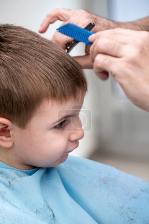 Foto de Niño y su peluquero en la peluquería - Imagen libre de derechos