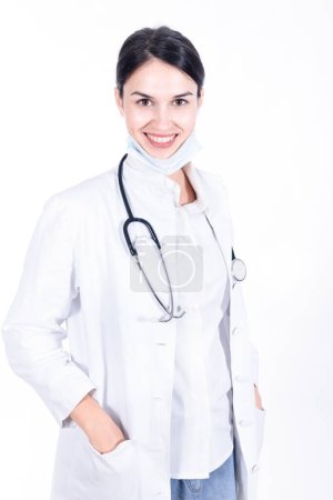 Foto de Hermosa joven médico aislado sobre fondo blanco con un estetoscopio, el personal médico es un sonriente y seguro. - Imagen libre de derechos