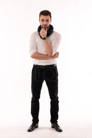Téléchargez les photos : Jeune homme en chemise blanche et pantalon noir sur fond blanc - en image libre de droit
