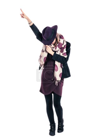 Foto de Otoño moda chica con sombrero y mano para arriba en la danza Pose - Imagen libre de derechos
