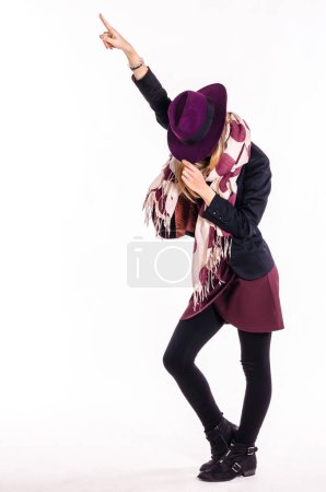 Foto de Otoño moda chica con sombrero y mano para arriba en la danza Pose - Imagen libre de derechos