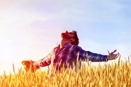 Foto de Un joven agricultor en un campo de trigo - Imagen libre de derechos
