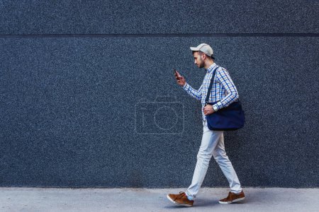 Foto de Hombre joven con teléfono móvil al aire libre - Imagen libre de derechos