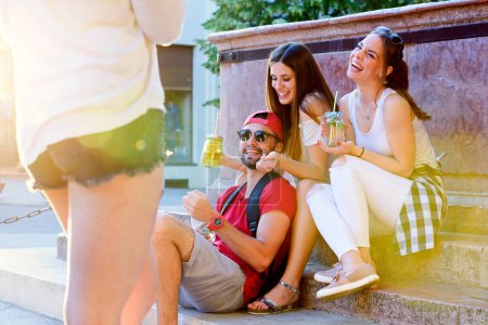 Foto de Grupo de amigos divirtiéndose tomando bebidas de verano al aire libre - Imagen libre de derechos