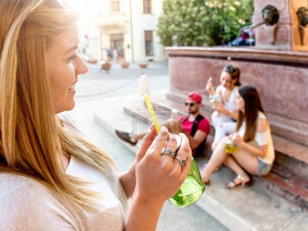 Téléchargez les photos : Groupe d'amis s'amuser à boire des boissons d'été en plein air - en image libre de droit