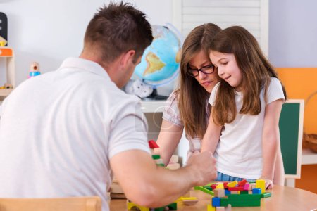 Foto de Familia jugando junto con bloques de juguetes - Imagen libre de derechos