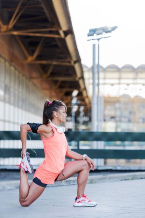 Téléchargez les photos : Sport urbain fille étirement avant l'entraînement - en image libre de droit