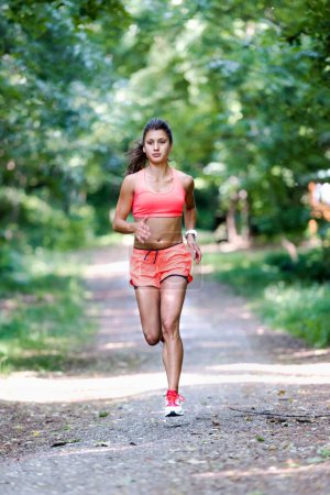 Foto de Chica atlética corriendo en el parque - Imagen libre de derechos