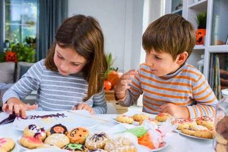 Téléchargez les photos : Biscuits vitrés pour enfants pour Halloween - en image libre de droit