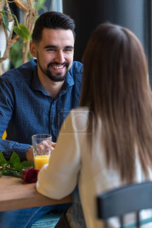 Téléchargez les photos : Jeune couple ayant un rendez-vous dans un café - en image libre de droit