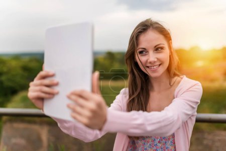 Téléchargez les photos : Joyeux jeune femme avec tablette pc - en image libre de droit