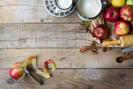 Téléchargez les photos : Tarte aux pommes sur une table en bois rustique - en image libre de droit