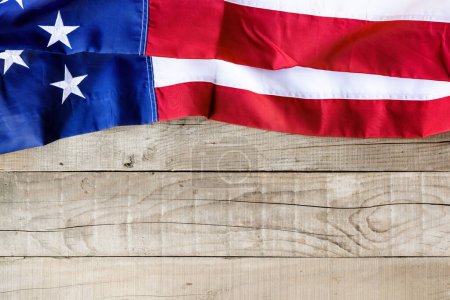 Foto de Bandera americana sobre fondo de madera - Imagen libre de derechos
