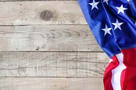 Foto de Bandera americana sobre fondo de madera - Imagen libre de derechos