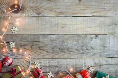 Téléchargez les photos : Vue du dessus sur les cadeaux de Noël sur fond en bois - en image libre de droit
