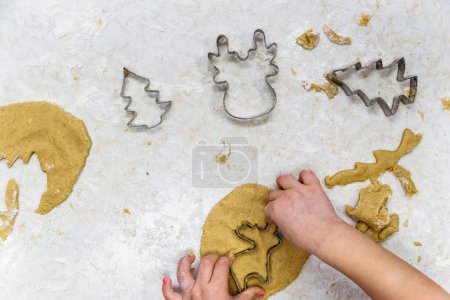Foto de Manos de masa de galletas de moldeo infantil - vista superior - Imagen libre de derechos