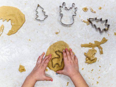 Foto de Manos de masa de galletas de moldeo infantil - vista superior - Imagen libre de derechos