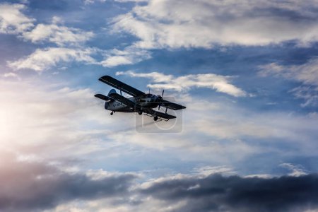 Foto de Avión volando en el cielo - Imagen libre de derechos