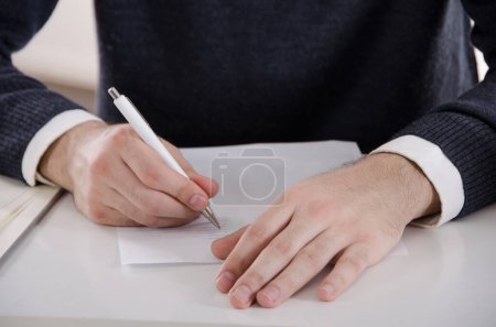 Téléchargez les photos : Homme d'affaires signant un contrat avec un stylo - en image libre de droit