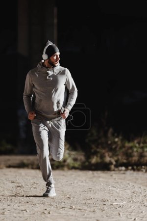 Foto de Hombre corredor urbano que tiene un entrenamiento intensivo al aire libre en la mañana - Imagen libre de derechos