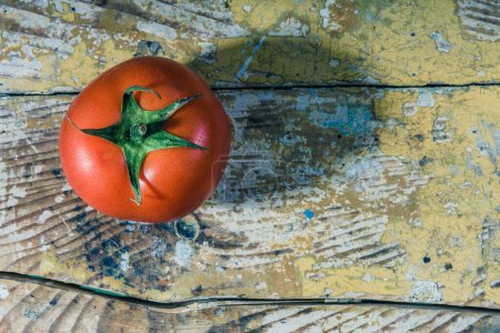 Téléchargez les photos : Tomate sur vieux fond rustique en bois - en image libre de droit