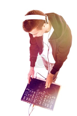 Foto de Joven dj tocando música sobre un fondo blanco - Imagen libre de derechos