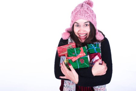Foto de Feliz chica de invierno con regalos - Imagen libre de derechos