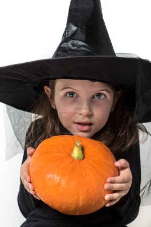 Foto de Niña en traje de bruja celebración de la calabaza de Halloween - Imagen libre de derechos